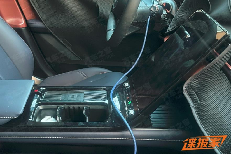 Nhìn từ bên hông, chiếc xe mới sử dụng kiểu dáng trượt về phía sau và được trang bị tay nắm cửa ẩn. Đuôi xe vẫn được trang bị thiết kế đèn hậu kiểu xuyên suốt, 2 ống xả chia đều.