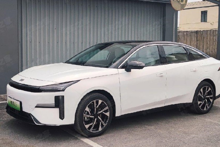 Cụ thể, chiếc xe sedan Geely Galaxy L6 sẽ được trang bị hệ truyền động NordThor Hybrid 8848, bao gồm động cơ xăng tăng áp 1.5L, hộp số DHT 3 cấp và động cơ điện kép P1+P2, mang đến công suất tổng cộng cao nhất sẽ đạt 654 mã lực, đây đều là những thông số vô cùng ấn tượng.