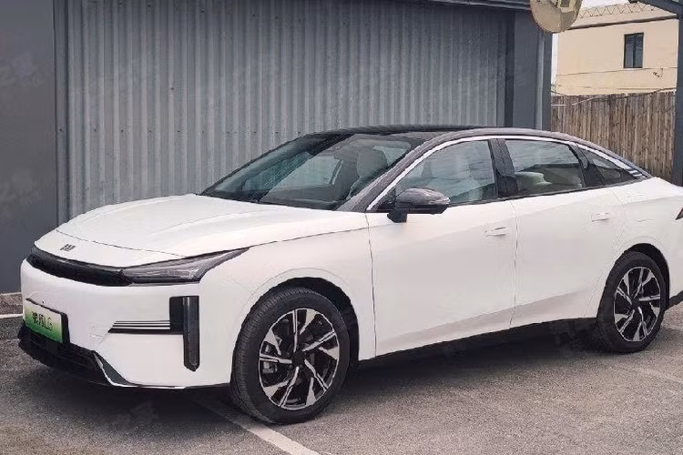 Cụ thể, chiếc xe sedan Geely Galaxy L6 sẽ được trang bị hệ truyền động NordThor Hybrid 8848, bao gồm động cơ xăng tăng áp 1.5L, hộp số DHT 3 cấp và động cơ điện kép P1+P2, mang đến công suất tổng cộng cao nhất sẽ đạt 654 mã lực, đây đều là những thông số vô cùng ấn tượng.