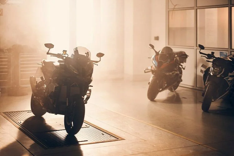 Sức mạnh của BMW M1000 XR đến từ khối động cơ 4 xi-lanh tương tự S 1000 RR với công nghệ ShiftCam nhưng đã được tinh chỉnh lại, hiện tại nhà sản xuất Đức vẫn chưa công bố thông tin chi tiết của nó, dự kiến khối động cơ này sẽ cho ra công suất hơn 197 mã lực.