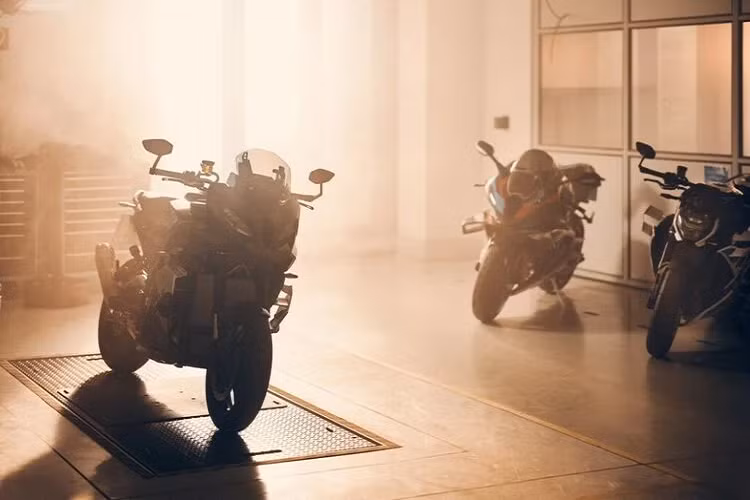 Sức mạnh của BMW M1000 XR đến từ khối động cơ 4 xi-lanh tương tự S 1000 RR với công nghệ ShiftCam nhưng đã được tinh chỉnh lại, hiện tại nhà sản xuất Đức vẫn chưa công bố thông tin chi tiết của nó, dự kiến khối động cơ này sẽ cho ra công suất hơn 197 mã lực.