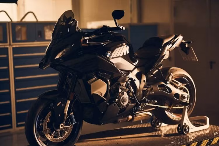 Nhìn qua hình ảnh, siêu môtô BMW M1000 XR sở hữu kính chắn gió ngắn và đèn chiếu sáng đôi tích hợp đèn định vị, ấn tượng phải kể đến các cánh gió carbon xuất hiện ở hai bên hông xe giúp cải thiện sự ổn định cũng như tăng lực ép xuống mặt đường.