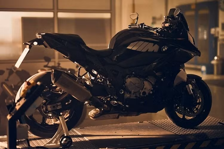 BMW Motorrad cho biết mẫu xe mới của họ có thể đạt tốc độ tối đa lên đến 280 km/h. M1000 XR còn được bổ sung hệ thống phanh M và công nghệ khung mới nhằm đáp ứng được hiệu suất trên đường đua và sự thoải mái khi chạy đường dài.