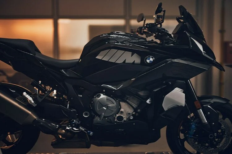 Nhiều chi tiết như dè trước/sau, chắn xích, mũi xe trước... đều được làm từ sợi carbon giúp cho BMW M1000 XR hoàn toàn mới nhẹ hơn, trong khi Logo M được in cỡ lớn ngay trên bình xăng.