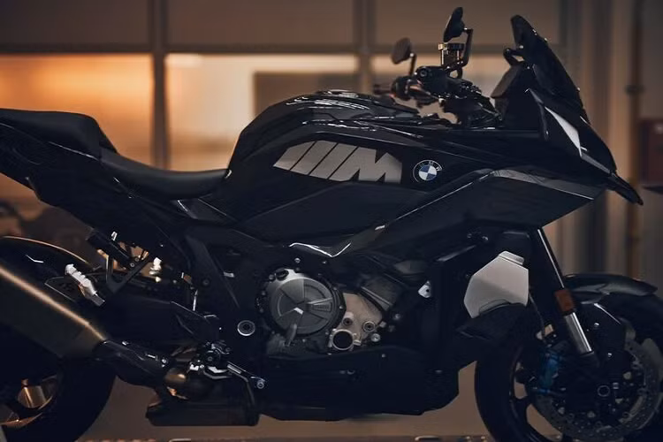 Nhiều chi tiết như dè trước/sau, chắn xích, mũi xe trước... đều được làm từ sợi carbon giúp cho BMW M1000 XR hoàn toàn mới nhẹ hơn, trong khi Logo M được in cỡ lớn ngay trên bình xăng.