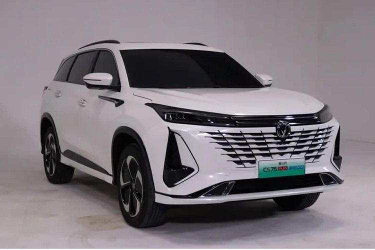 Vào ngày 9/3 vừa qua, chiếc SUV cỡ nhỏ Changan CS75 Plus 2023 mới đã ra mắt công chúng tại sự kiện Smart Electric Night. Đây là cơ hội cho khách hàng cũng như giới truyền thông xem trước mẫu xe plug-in hybrid trước khi xe dự kiến sẽ chính thức ra mắt vào tháng 4 năm nay và sẽ cạnh tranh trực tiếp với mẫu BYD Song Plus.