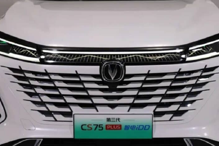Changan CS75 Plus có bộ mâm kích thước 19 inch, sơn 2 màu tương phản đi kèm lốp 225/55. Phía sau sử dụng thiết kế đèn hậu hình chữ Y bao gồm hơn 100 đèn LED tạo thành. Đáng tiếc là Changan chưa công bố nội thất cũng như giá bán của CS75 Plus thế hệ thứ 3,
