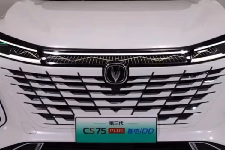 Changan CS75 Plus có bộ mâm kích thước 19 inch, sơn 2 màu tương phản đi kèm lốp 225/55. Phía sau sử dụng thiết kế đèn hậu hình chữ Y bao gồm hơn 100 đèn LED tạo thành. Đáng tiếc là Changan chưa công bố nội thất cũng như giá bán của CS75 Plus thế hệ thứ 3,