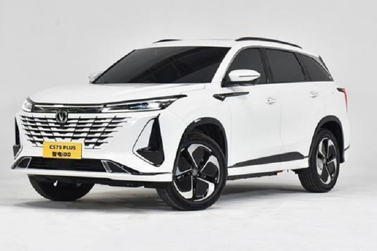 Changan CS75 Plus của Trung Quốc được định vị là một chiếc SUV cỡ nhỏ, xe có kích thước tổng thể dài x rộng x cao lần lượt là 4.700 mm, 1.865 mm và 1.710 mm. Chiều dài cơ sở 2.710mm. Điểm nhấn của xe có thể kể đến như từ bên hông, mép ngoài của cửa sổ, giá nóc, ốp sườn và hốc bánh xe được sơn đen mang đến sự cứng cáp cho ngoại thất.