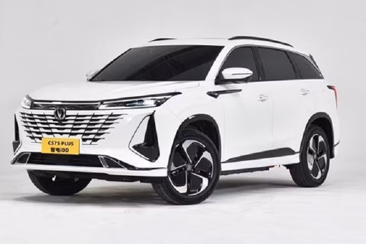 Changan CS75 Plus của Trung Quốc được định vị là một chiếc SUV cỡ nhỏ, xe có kích thước tổng thể dài x rộng x cao lần lượt là 4.700 mm, 1.865 mm và 1.710 mm. Chiều dài cơ sở 2.710mm. Điểm nhấn của xe có thể kể đến như từ bên hông, mép ngoài của cửa sổ, giá nóc, ốp sườn và hốc bánh xe được sơn đen mang đến sự cứng cáp cho ngoại thất.