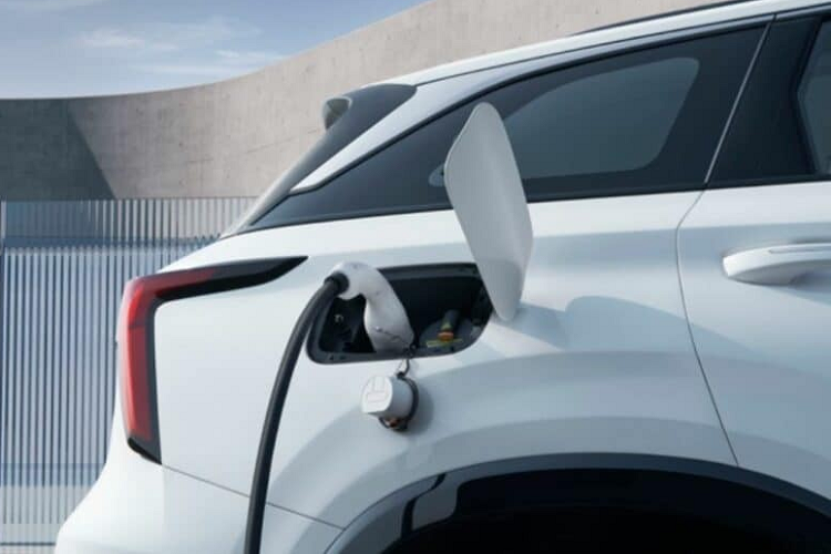 Về hệ truyền động, xe được trang bị hệ thống plug-in hybrid bao gồm động cơ xăng 4 xi-lanh, dung tích 1.5L, kết hợp cùng mô-tơ điện. Động cơ cho công suất 164 mã lực và mô-men xoắn cực đại 255 Nm, riêng động cơ điện mang đến công suất 148 mã lực.