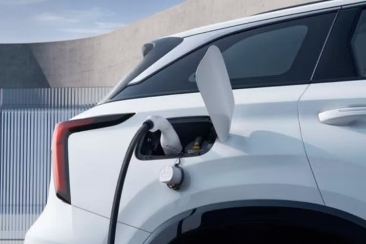 Về hệ truyền động, xe được trang bị hệ thống plug-in hybrid bao gồm động cơ xăng 4 xi-lanh, dung tích 1.5L, kết hợp cùng mô-tơ điện. Động cơ cho công suất 164 mã lực và mô-men xoắn cực đại 255 Nm, riêng động cơ điện mang đến công suất 148 mã lực.