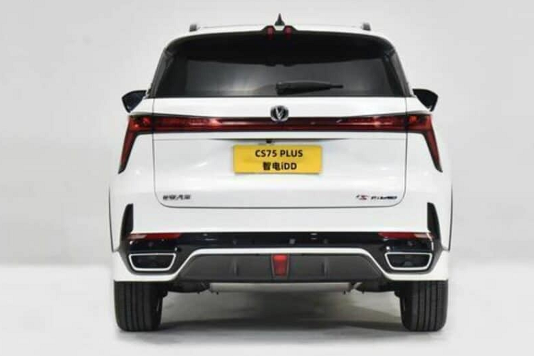 Hãng xe Changan tuyên bố rằng CS75 Plus 2023 có thời gian tăng tốc từ 60 km/h lên 100 km/h chỉ trong thời gian 3,6 giây và chỉ mất 4,5 giây để tăng tốc từ 80 – 120 km/h. Changan CS75 Plus thế hệ thứ 3 còn được trang bị một bộ pin 28,39 kWh, giúp xe có thể di chuyển với quãng đường dài 150 km chỉ với động cơ điện.