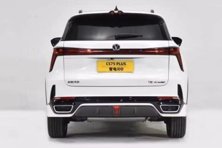 Hãng xe Changan tuyên bố rằng CS75 Plus 2023 có thời gian tăng tốc từ 60 km/h lên 100 km/h chỉ trong thời gian 3,6 giây và chỉ mất 4,5 giây để tăng tốc từ 80 – 120 km/h. Changan CS75 Plus thế hệ thứ 3 còn được trang bị một bộ pin 28,39 kWh, giúp xe có thể di chuyển với quãng đường dài 150 km chỉ với động cơ điện.