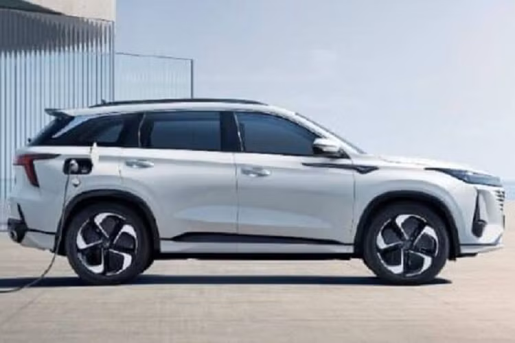 SUV cỡ nhỏ Changan CS75 Plus thế hệ thứ 3 sẽ được trang bị nhiều camera ở phía trước và phía sau thân xe cũng như dưới gương chiếu hậu. Một số thông tin ban đầu cho rằng hiều khả năng xe sẽ hỗ trợ lái xe cấp độ 2.