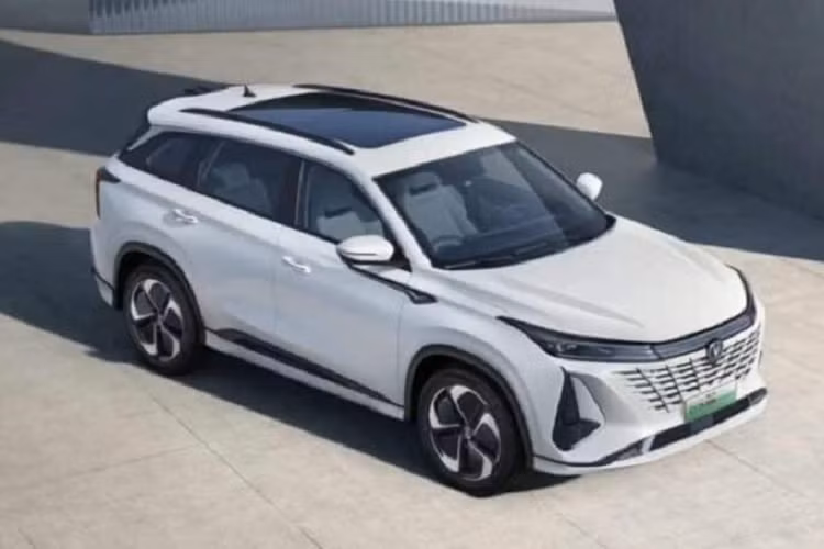 Ở thế hệ thứ 3 này, Changan đã mang đến cho chiếc xe CS75 Plus 2023 của mình ngoại hình mới mẻ với việc mặt trước được áp dụng thiết kế lưới tản nhiệt không viền hình chữ V, như các mẫu xe điện, tiếp đến là đèn pha dài và hẹp ở 2 bên được nối với nhau bằng dải đèn LED chiếu sáng ban ngày. Cuối cùng là 2 hốc gió bên được mở rộng.