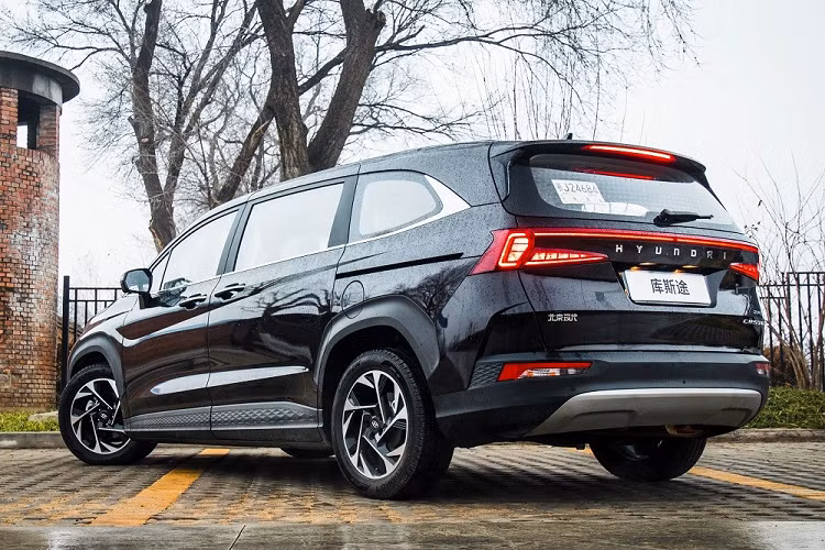 Được thiết kế theo phong cách MPV lai SUV nên Hyundai Custo có cả ốp gầm giả màu bạc bên dưới cản trước/sau. Bên cạnh đó là cửa lùa chỉnh điện bên sườn, vành hợp kim đa chấu, nẹp mạ crôm trang trí ở cột D, đèn hậu hình chữ "C" nối liền và cửa cốp chỉnh điện rảnh tay.