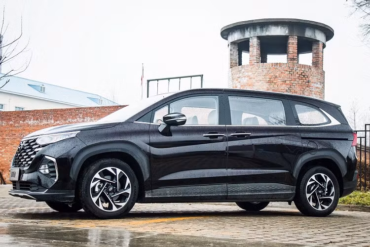 Là sản phẩm của liên doanh Beijing Hyundai, mẫu MPV này sở hữu kích thước khá lớn với chiều dài x rộng x cao lần lượt là 4.950 x 1.850 x 1.734 mm và chiều dài cơ sở 3.055 mm. Như vậy, mẫu MPV này có kích thước nằm giữa Toyota Innova thế hệ mới và Kia Carnival.