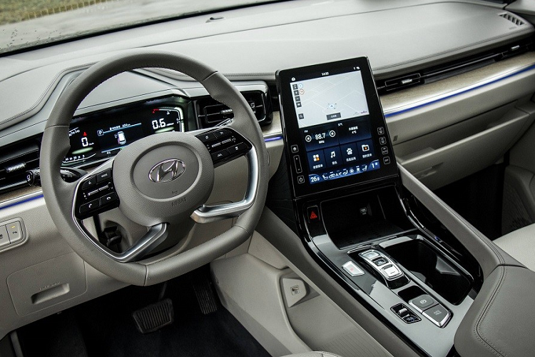 Bên trong mẫu MPV này là không gian nội thất với 2 cấu hình 7 chỗ và 6 chỗ ngồi. Với cấu hình 6 chỗ, xe sẽ được trang bị 2 ghế thương gia ở hàng ghế giữa. Ngoài ra, Hyundai Custo còn có bảng đồng hồ kỹ thuật số, màn hình cảm ứng trung tâm 10,4 inch nằm dọc hướng về phía người lái...