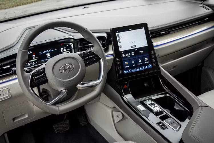 Bên trong mẫu MPV này là không gian nội thất với 2 cấu hình 7 chỗ và 6 chỗ ngồi. Với cấu hình 6 chỗ, xe sẽ được trang bị 2 ghế thương gia ở hàng ghế giữa. Ngoài ra, Hyundai Custo còn có bảng đồng hồ kỹ thuật số, màn hình cảm ứng trung tâm 10,4 inch nằm dọc hướng về phía người lái...