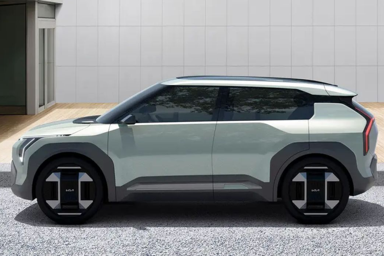 Đầu tiên là EV3, đây một chiếc SUV nhỏ gọn và đáng yêu. Theo Kia, EV3 là mẫu xe hội tụ công nghệ, tính thực dụng và thiết kế của chiếc SUV đầu bảng (EV9) nhưng ở một hình dáng nhỏ gọn hơn. Tuy nhiên, EV3 vẫn có những đặc điểm thiết kế riêng như đầu và hông xe sử dụng nhiều đường nét cong hài hòa hơn thay vì dùng phần lớn đường thẳng, sắc như EV9.