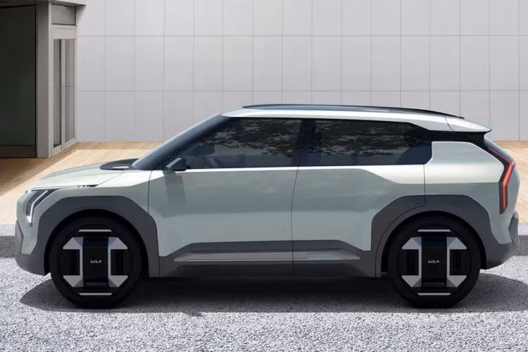 Đầu tiên là EV3, đây một chiếc SUV nhỏ gọn và đáng yêu. Theo Kia, EV3 là mẫu xe hội tụ công nghệ, tính thực dụng và thiết kế của chiếc SUV đầu bảng (EV9) nhưng ở một hình dáng nhỏ gọn hơn. Tuy nhiên, EV3 vẫn có những đặc điểm thiết kế riêng như đầu và hông xe sử dụng nhiều đường nét cong hài hòa hơn thay vì dùng phần lớn đường thẳng, sắc như EV9.
