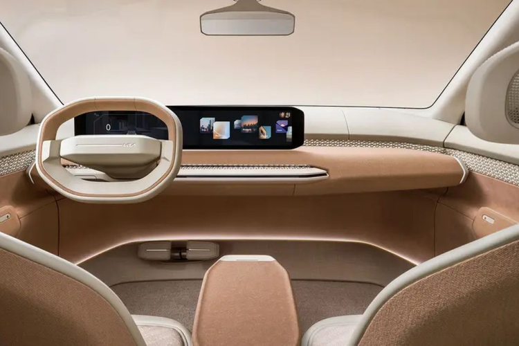 Những điểm nổi bật ở thiết kế của xe điện Kia EV4 bao gồm phần mũi xe thấp, dáng xe thon dài với đường mái dốc và bề mặt góc cạnh đã trở thành phong cách xe điện của Kia thời gian gần đây.