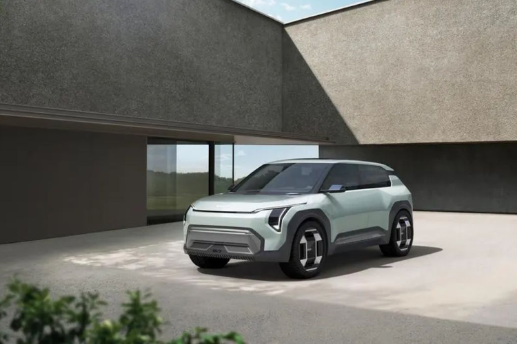 Với mục tiêu đầy tham vọng là đạt doanh số 1 triệu xe điện trên toàn cầu vào năm 2026 và 1,6 triệu xe vào năm 2030, Kia đang đẩy mạnh thị trường xe điện. Kia EV3 và EV4 chạy điện đều dùng khung gầm loại E-GMP, chung với đàn anh EV6, tuy nhiên thông số vận hành của xe vẫn chưa được tiết lộ.