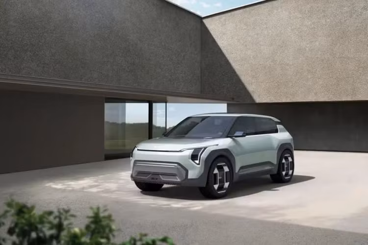 Với mục tiêu đầy tham vọng là đạt doanh số 1 triệu xe điện trên toàn cầu vào năm 2026 và 1,6 triệu xe vào năm 2030, Kia đang đẩy mạnh thị trường xe điện. Kia EV3 và EV4 chạy điện đều dùng khung gầm loại E-GMP, chung với đàn anh EV6, tuy nhiên thông số vận hành của xe vẫn chưa được tiết lộ.