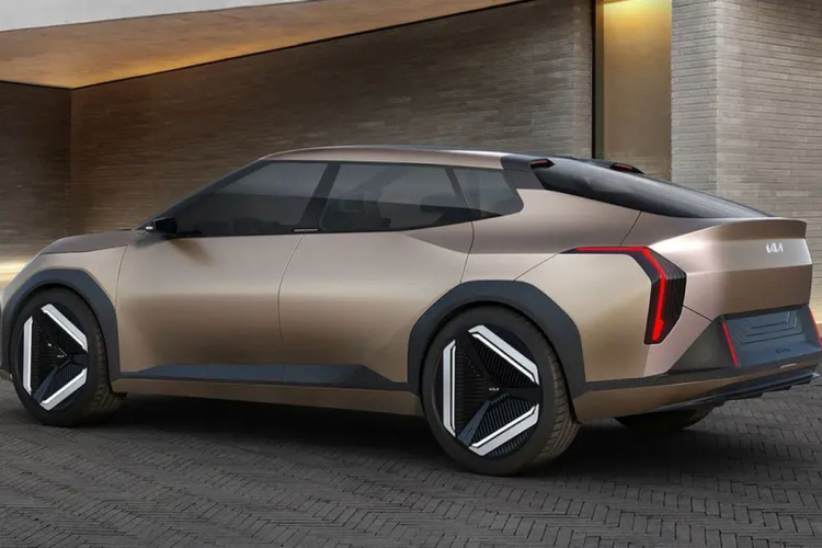 Kia cho biết các đặc điểm thiết kế của mẫu concept này như cánh gió trên mui tinh tế, “gợi nhớ đến những chiếc xe thể thao và xe đua”. Cabin của EV4 nhìn chung giống với nội thất của EV3. Theo đó, nội thất của xe cũng dùng vải sợi cây gai dầu, cotton tái chế, rễ cây thiên thảo và vỏ quả óc chó.