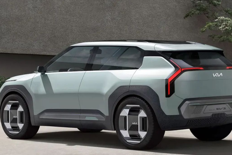 Kia cho biết cabin tối giản và bảng điều khiển được thu gọn lại giúp người lái không bị mất tập trung khi lái xe. Xe có cả chế độ Mind Mode cho phép xe tự chỉnh điều hòa và đèn nền, chẳng hạn khi cần thư giãn đèn sẽ được giảm độ sáng và chọn các tông màu nhẹ nhàng.