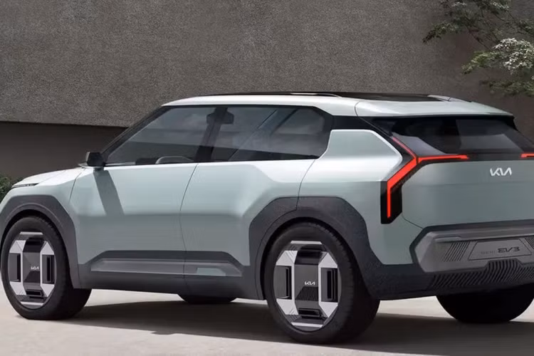 Kia cho biết cabin tối giản và bảng điều khiển được thu gọn lại giúp người lái không bị mất tập trung khi lái xe. Xe có cả chế độ Mind Mode cho phép xe tự chỉnh điều hòa và đèn nền, chẳng hạn khi cần thư giãn đèn sẽ được giảm độ sáng và chọn các tông màu nhẹ nhàng.