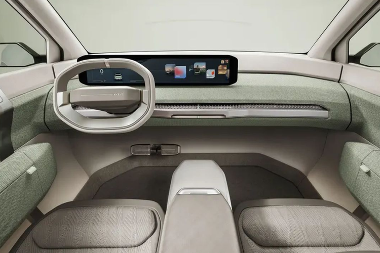 Bên trong cabin, Kia EV3 được hãng công bố có đèn nền trang trí, ghế công thái học và thiết kế tối giản. Ghế xe được làm từ vi sợi tự nhiên với cấu trúc cực vững chắc trong khi cụm điều khiển trung tâm làm từ rễ nấm đã qua xử lý đặc biệt.
