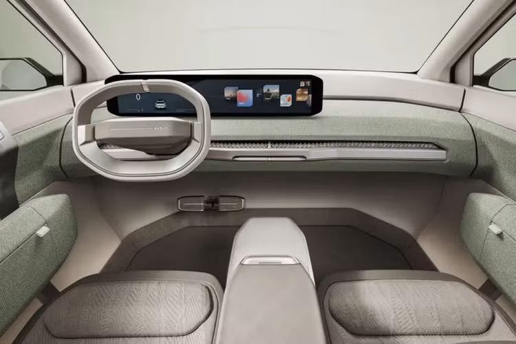 Bên trong cabin, Kia EV3 được hãng công bố có đèn nền trang trí, ghế công thái học và thiết kế tối giản. Ghế xe được làm từ vi sợi tự nhiên với cấu trúc cực vững chắc trong khi cụm điều khiển trung tâm làm từ rễ nấm đã qua xử lý đặc biệt.
