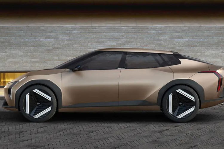 Về Kia EV4, xe được ra đời nhằm mục đích "định nghĩa lại dòng xe sedan". Kia cho biết chiếc xe bốn cửa này là “một loại xe điện hoàn toàn mới và được coi là biểu tượng của sự đổi mới”.