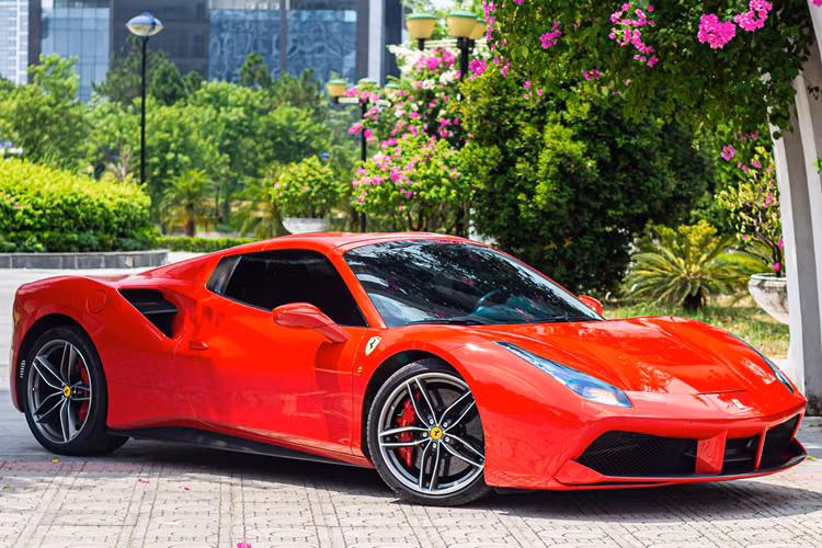 Còn chiếc siêu xe Ferrari 488 Spider mui trần được cho là đăng ký biển số 30K-567.89 cũng rất VIP, toàn Việt Nam chỉ có đúng 3 chiếc được nhập về nước, ngoại thất xe mang màu đỏ Rosso Corsa.