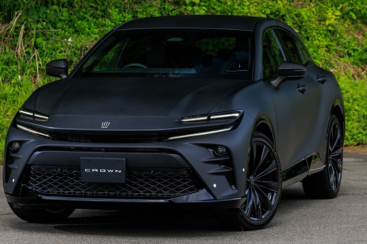 Xe cũng có hệ thống đánh lái cầu sau DRS tương tự Toyota Crown Crossover. Hiện giá xe Toyota Crown Sport 2024 chưa được công bố. Theo dự đoán, xe sẽ có giá dao động từ 4,35 - 6,7 triệu Yên (khoảng 757 triệu đến 1,16 tỷ đồng) tại thị trường Nhật Bản.