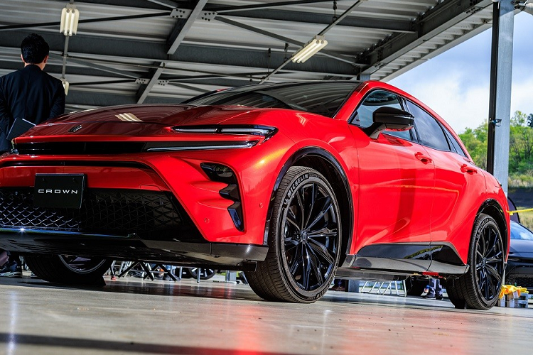 Ngoài ra, mẫu xe này còn được trang bị hốc gió trung tâm rộng với mắt lưới hình quả trám và sơn màu đen bóng. Trong khi đó, nắp ca-pô của xe có những đường dập gân mạnh mẽ và thể thao. Trên nắp ca-pô còn xuất hiện logo hình vương miện đặc trưng của dòng xe Toyota Crown.