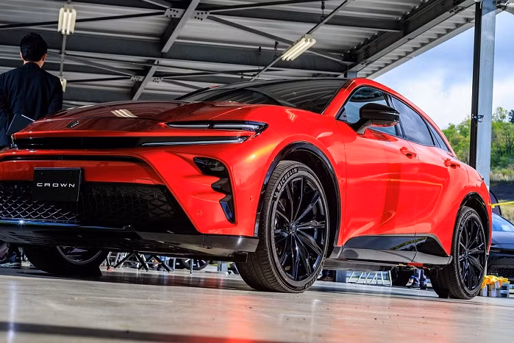 Ngoài ra, mẫu xe này còn được trang bị hốc gió trung tâm rộng với mắt lưới hình quả trám và sơn màu đen bóng. Trong khi đó, nắp ca-pô của xe có những đường dập gân mạnh mẽ và thể thao. Trên nắp ca-pô còn xuất hiện logo hình vương miện đặc trưng của dòng xe Toyota Crown.