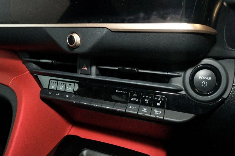 Bên trong Toyota Crown Sport 2024 là không gian nội thất 2 hàng ghế với 5 chỗ ngồi. Thiết kế nội thất của mẫu xe này khá giống với 2 người anh em Toyota Crown Crossover và Crown Sedan. Nội thất của xe có 3 tùy chọn màu sắc là đen, nâu và đỏ - đen. Tương tự những phiên bản còn lại trong dòng Toyota Crown thế hệ mới, Crown Sport cũng được trang bị bảng đồng hồ kỹ thuật số... Màn hình cảm ứng trung tâm nối liền nhau, cùng có kích thước 12,3 inch.