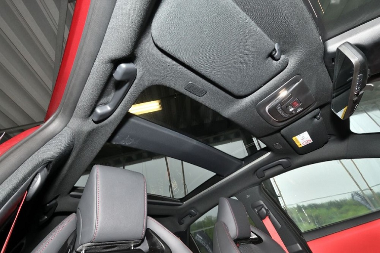 Cửa sổ trời toàn cảnh Panorama cũng được trang bị cho Toyota Crown Sport 2024. Tại thị trường Nhật Bản, mẫu SUV hạng trung này sẽ có 2 phiên bản là hybrid (HEV) và plug-in hybrid (PHEV). Phiên bản HEV sẽ ra mắt trước, dự kiến vào mùa thu năm nay. Đến mùa đông năm 2023, sẽ tới lượt Toyota Crown Sport PHEV 2024 trình làng. Cả hai phiên bản đều dùng hệ dẫn động 4 bánh 4WD.