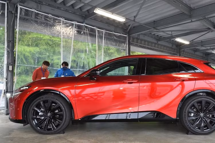 Theo thông tin do hãng Toyota công bố vào hôm 12/4/2023, Toyota Crown Sport 2024 sở hữu chiều dài 4.710 mm, chiều rộng 1.880 mm, chiều cao 1.560 mm và chiều dài cơ sở 2.770 mm. Với kích thước này, xe được định vị trong phân khúc SUV hạng trung. So với người anh em Toyota Crown Crossover (bên trái), mẫu xe này rộng hơn 40 mm nên trông bề thế hơn.