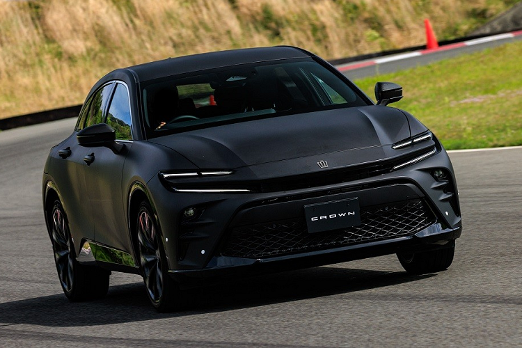 Trong quá trình lái thử, phóng viên Nhật Bản cảm thấy Toyota Crown Sport 2024 có khả năng quay đầu tốt và ôm cua ổn định. Bên cạnh đó là khả năng tăng tốc mạnh mẽ và phản hồi vô lăng nhanh nhạy.