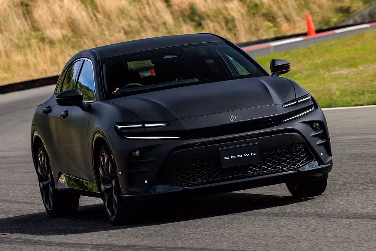 Trong quá trình lái thử, phóng viên Nhật Bản cảm thấy Toyota Crown Sport 2024 có khả năng quay đầu tốt và ôm cua ổn định. Bên cạnh đó là khả năng tăng tốc mạnh mẽ và phản hồi vô lăng nhanh nhạy.