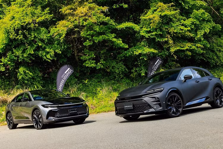 Toyota Crown Sport 2024 mang trên mình ngoại hình khiến nhiều người liên tưởng đến siêu xe gầm cao Ferrari Purosangue. Có thể thấy rõ điều này qua thiết kế dải đèn LED định vị ban ngày hình chữ "C", mũi xe dốc xuống dưới, đèn hậu và cửa cốp của mẫu xe Nhật Bản.