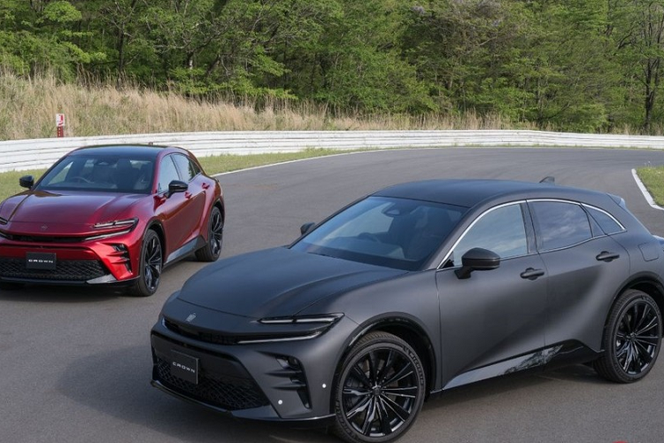  Toyota Crown Sport 2024 mới là 1 trong 4 phiên bản được vén màn tại Nhật Bản vào năm ngoái. Theo kế hoạch, xe sẽ chính thức ra mắt tại thị trường Nhật Bản vào mùa thu năm nay, có thể là tháng 8. Trước thời điểm đó, hãng Toyota đã bất ngờ tổ chức sự kiện lái thử mẫu xe này ở Nhật Bản. Nhờ đó, chúng ta có thể ngắm thiết kế "bằng xương, bằng thịt" của Toyota Crown Sport 2024.