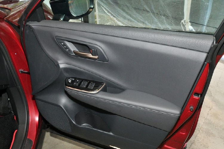 Với phiên bản nội thất đỏ - đen, xe có thêm những điểm nhấn màu đỏ như viền chỉ trên vô lăng/ghế và dây đai an toàn. Ngay cả chấu vô lăng cũng được trang trí màu đỏ. Bên cạnh đó là những chi tiết màu đồng trên mặt táp-lô, tapi cửa, cụm điều khiển trung tâm và viền cửa gió điều hòa. Vì không phải là xe dẫn động cầu sau nên Toyota Crown Sport 2024 đi kèm cụm điều khiển trung tâm nằm thấp hơn so với Crown Sedan. Đằng sau hàng ghế thứ hai là khoang hành lý khá rộng rãi.