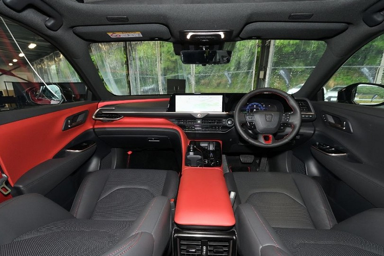 Chi tiết thu hút sự chú ý nhất ở khu vực phía sau xe là cụm đèn hậu LED nhỏ gọn. Không chỉ Ferrari Purosangue mà cụm đèn hậu này còn giống cả Toyota GR Supra. Trên cửa cốp còn có cánh gió nhỏ màu đen, kéo dài sang hai bên và bao quanh đèn hậu. Cánh gió này tích hợp logo rất nhỏ của hãng Toyota trong khi phía dưới là tem chữ nổi "Crown".