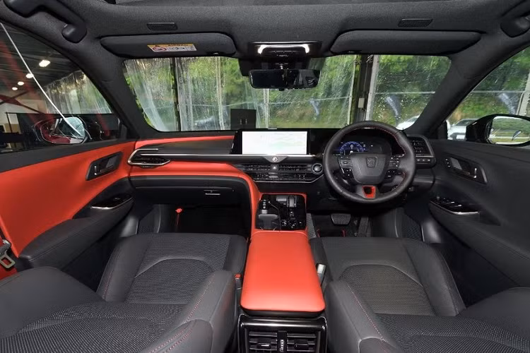 Chi tiết thu hút sự chú ý nhất ở khu vực phía sau xe là cụm đèn hậu LED nhỏ gọn. Không chỉ Ferrari Purosangue mà cụm đèn hậu này còn giống cả Toyota GR Supra. Trên cửa cốp còn có cánh gió nhỏ màu đen, kéo dài sang hai bên và bao quanh đèn hậu. Cánh gió này tích hợp logo rất nhỏ của hãng Toyota trong khi phía dưới là tem chữ nổi "Crown".