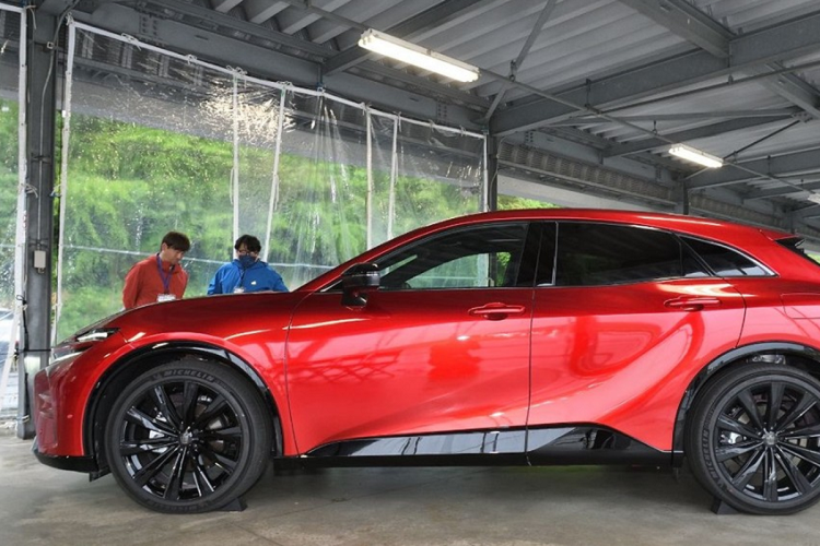 Theo tin đồn, hãng Toyota dự định chỉ bán bản Z cao cấp nhất với trang bị đầy đủ trước. Sau đó, hãng sẽ bổ sung những phiên bản thấp hơn và rẻ hơn cho Crown Sport tại thị trường Nhật Bản trong tương lai. Nếu tin đồn này là đúng sự thật thì sức bán của xe có thể sẽ được cải thiện.